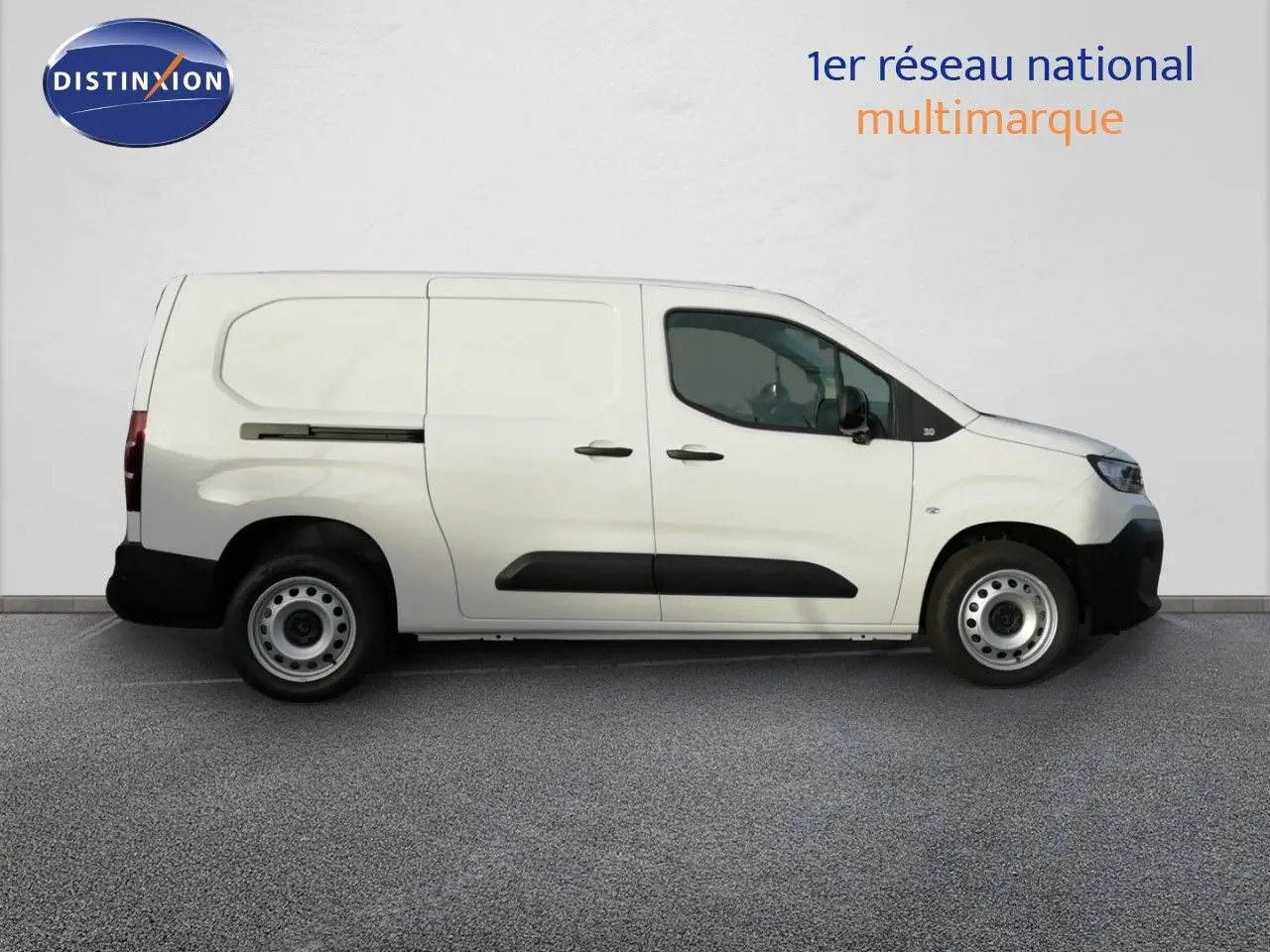 Profil droit d’un utilitaire Citroën Berlingo XL blanc Icy, version 2026 avec protections latérales noires.