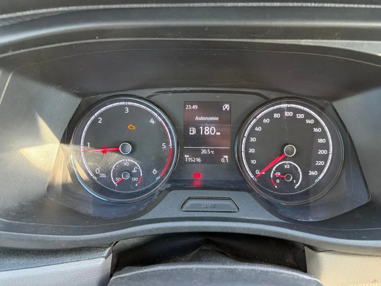 Vue rapprochée du tableau de bord du Volkswagen Transporter T6 blanc, affichant les compteurs et l'autonomie de 180 km.