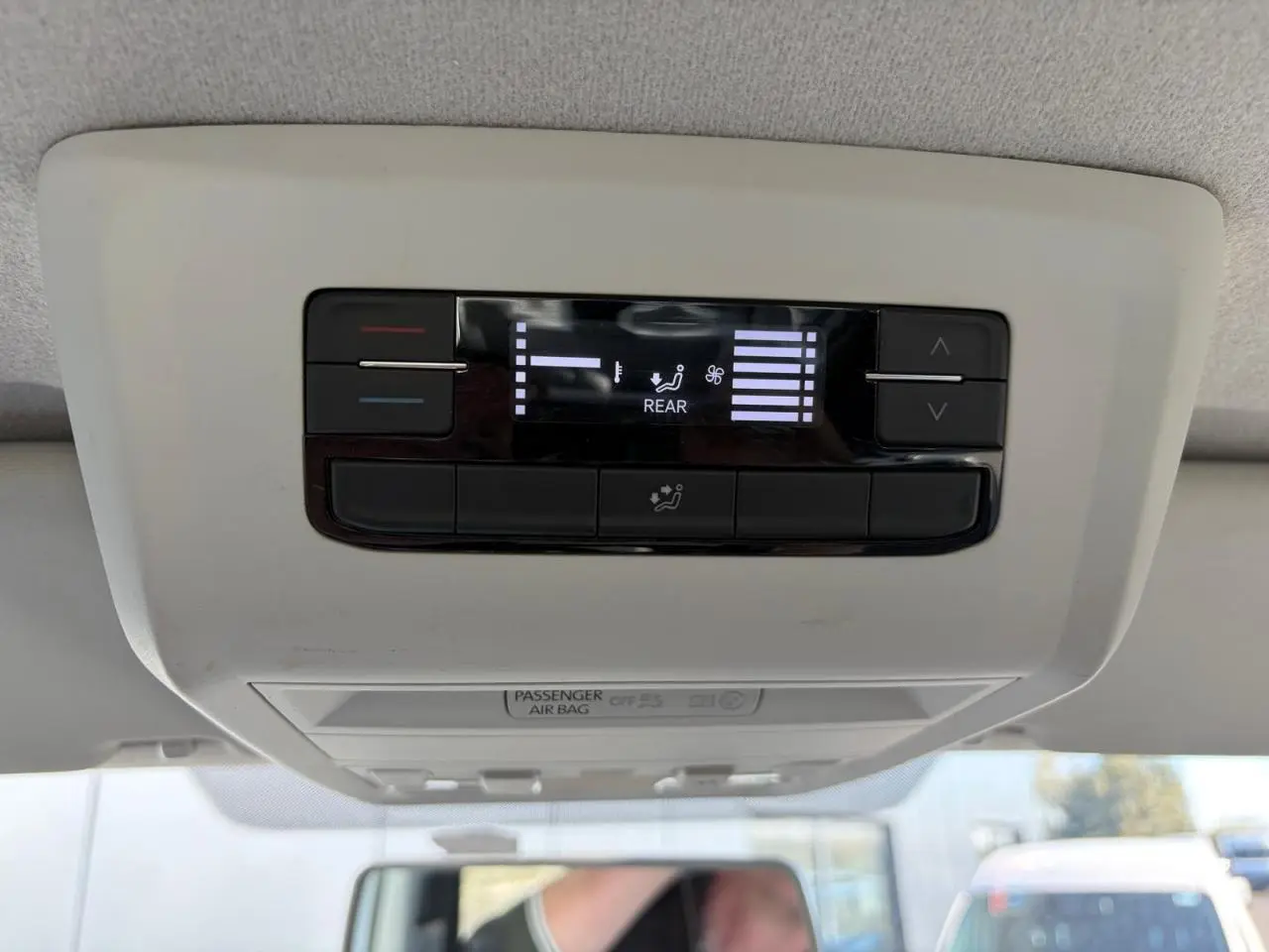 Vue intérieure du plafonnier avec commandes de climatisation arrière du Volkswagen Transporter T6 blanc.