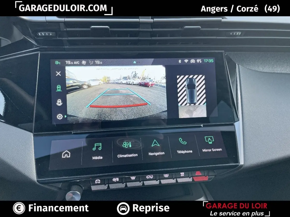 Écran tactile intérieur de la Peugeot 308 2024 gris foncé, affichant la caméra de recul et les commandes multimédia.