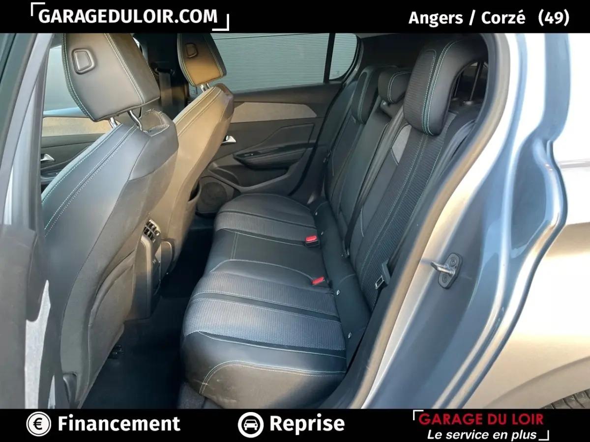 Vue côté droit des sièges arrière en cuir noir avec surpiqûres vertes d'une Peugeot 308 gris foncé 2024.