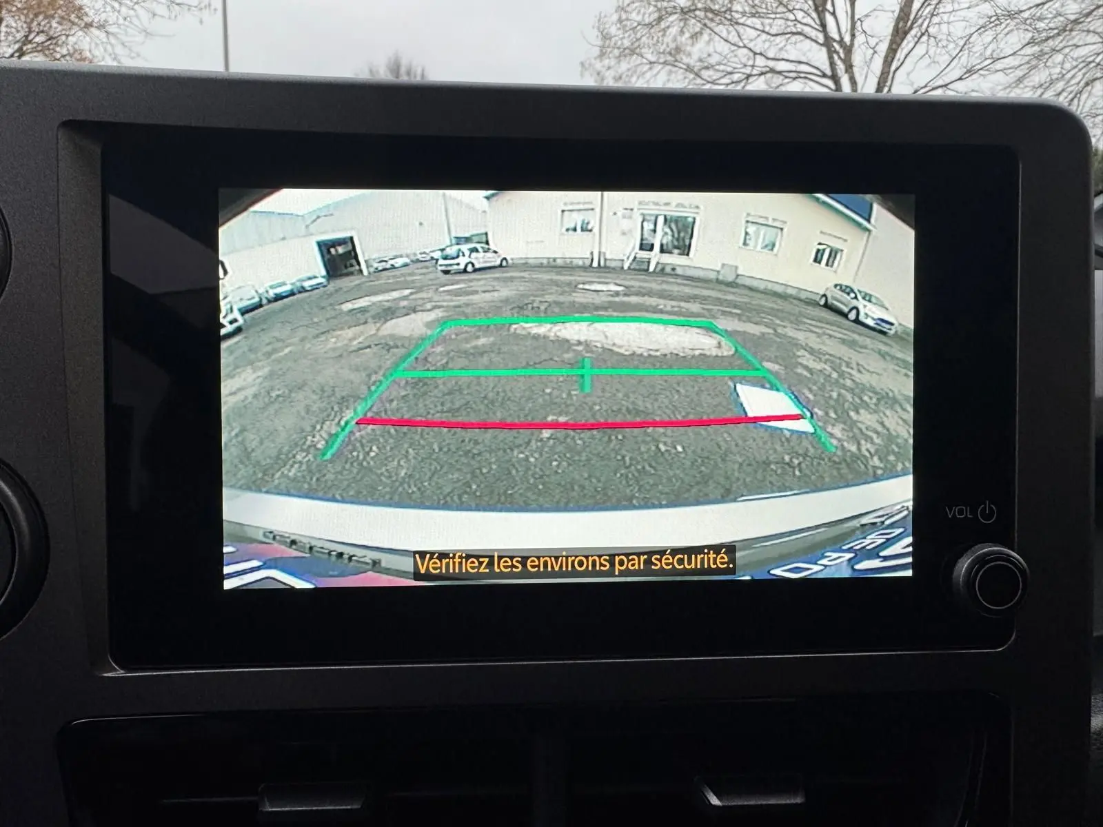 Affichage caméra de recul de la Toyota Yaris GR Pack Techno, vue arrière avec lignes de guidage colorées sur écran intérieur.