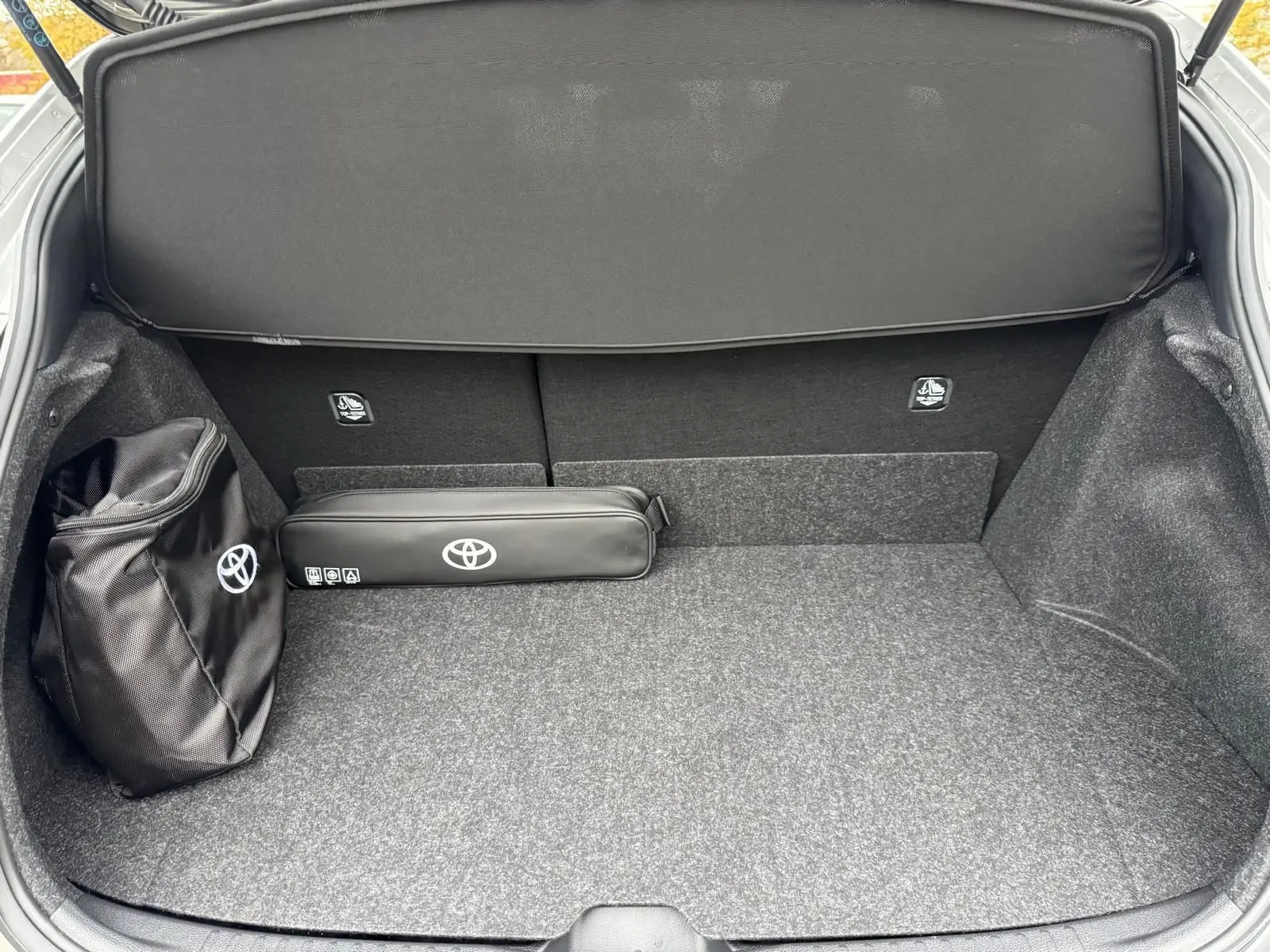 Vue plongeante sur le coffre gris platine de la Toyota Yaris GR avec sacoches noires siglées Toyota.