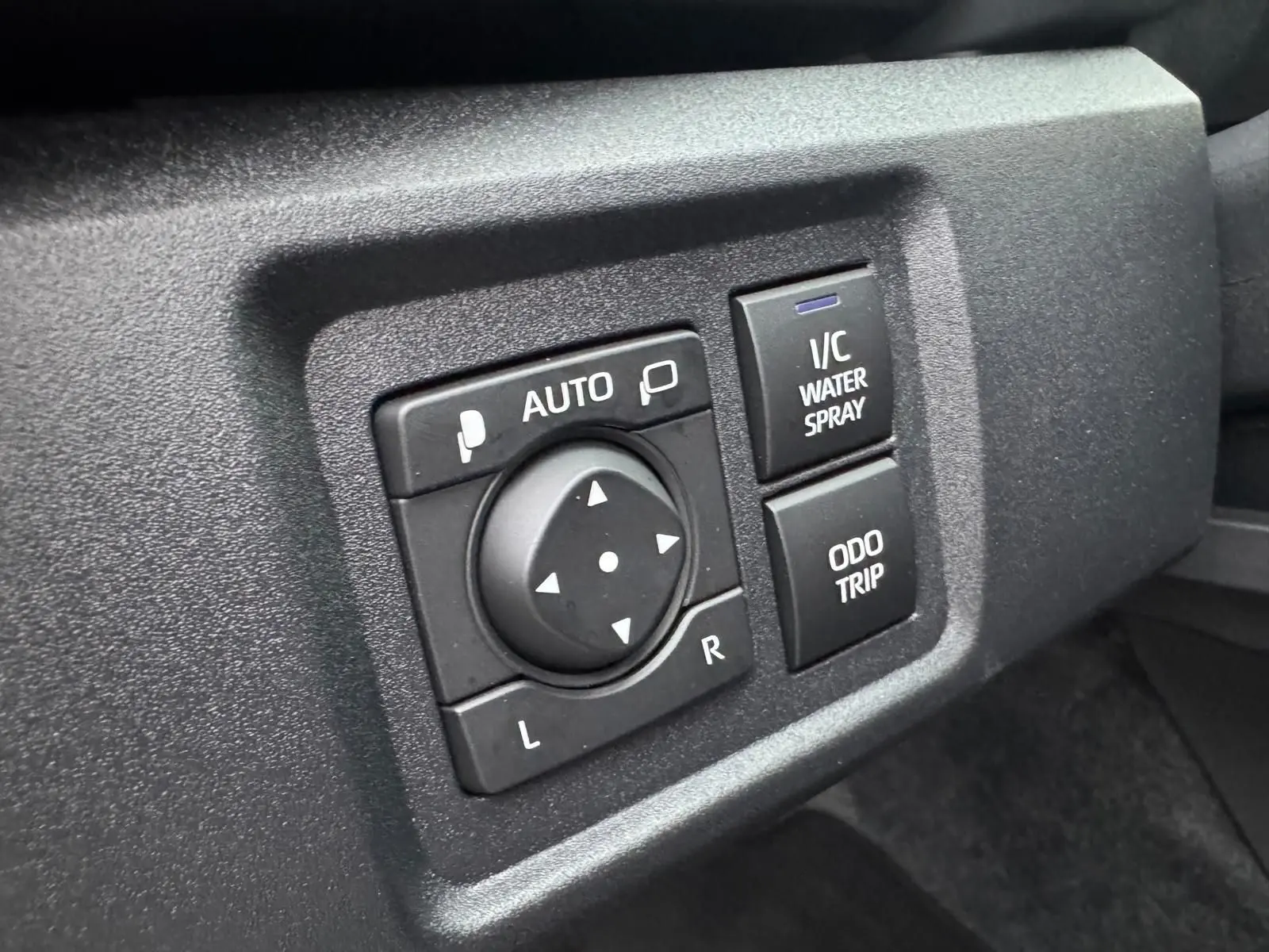 Détail des commandes de réglage des rétroviseurs et fonctions du tableau de bord d'une Toyota Yaris GR Pack Techno.