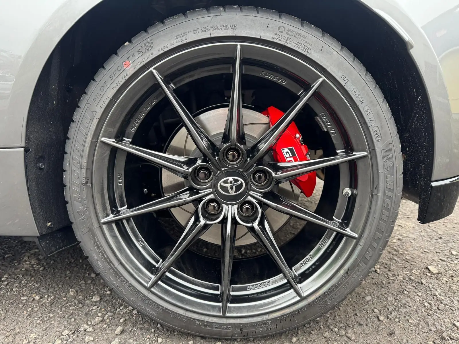 Gros plan sur la jante BBS forgée noire et l’étrier de frein rouge GR d’une Toyota Yaris Gris Platine.
