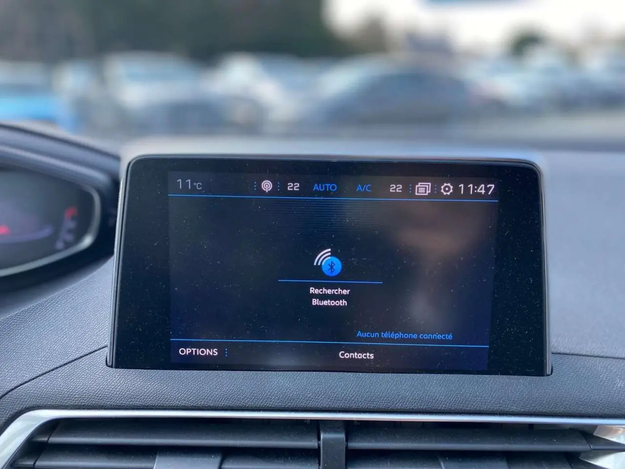 Écran tactile central du tableau de bord du Peugeot 3008 2018 affichant la recherche Bluetooth, intérieur gris.