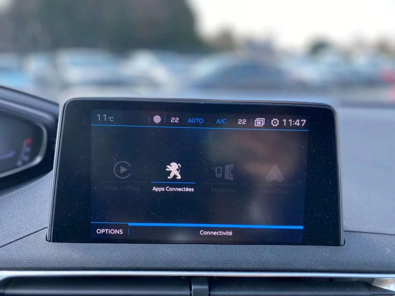Écran tactile central du Peugeot 3008 blanc de 2018 affichant les applications connectées en intérieur.