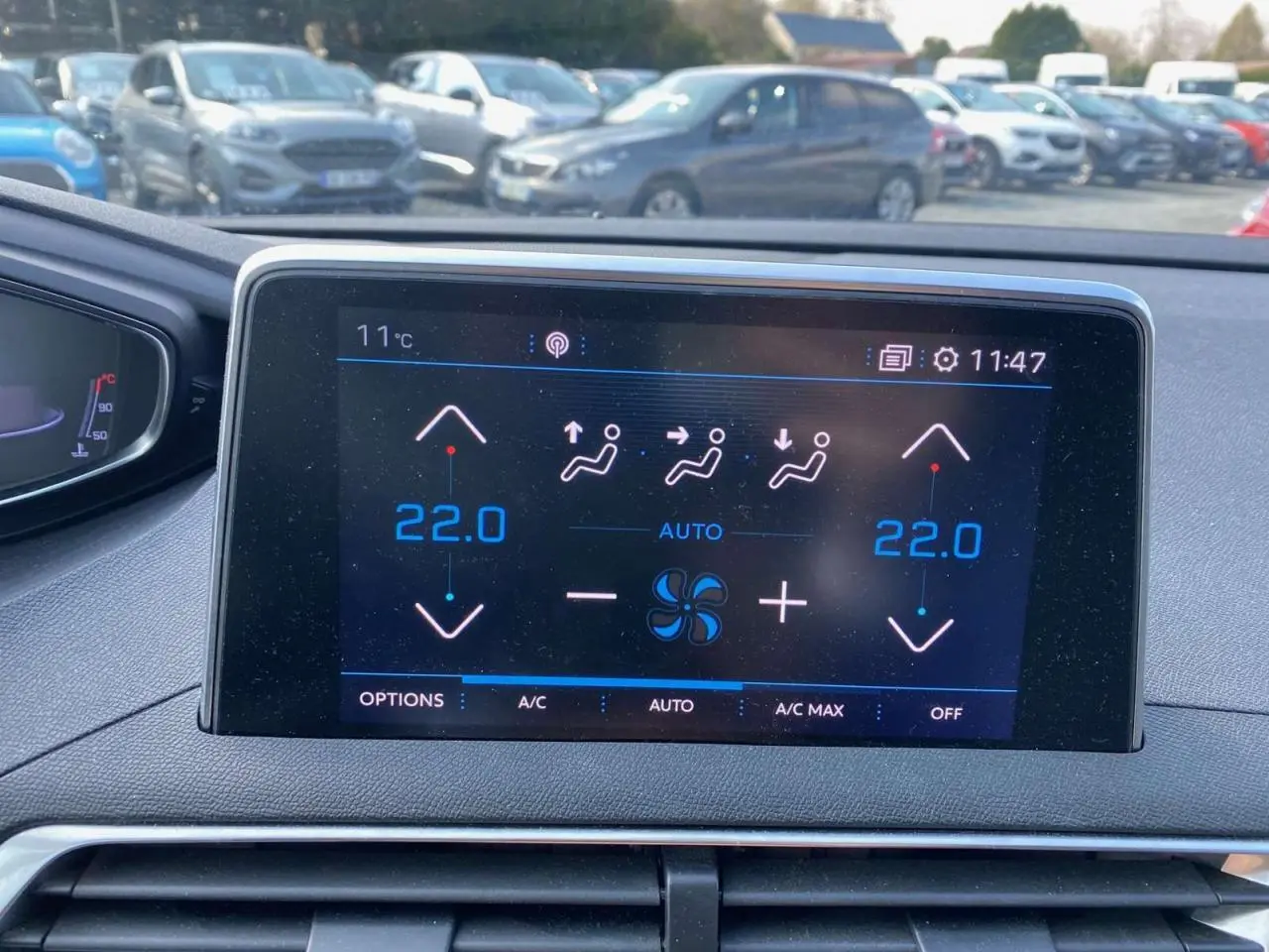 Écran tactile du système de climatisation bi-zone du Peugeot 3008 blanc, vue intérieure frontale.
