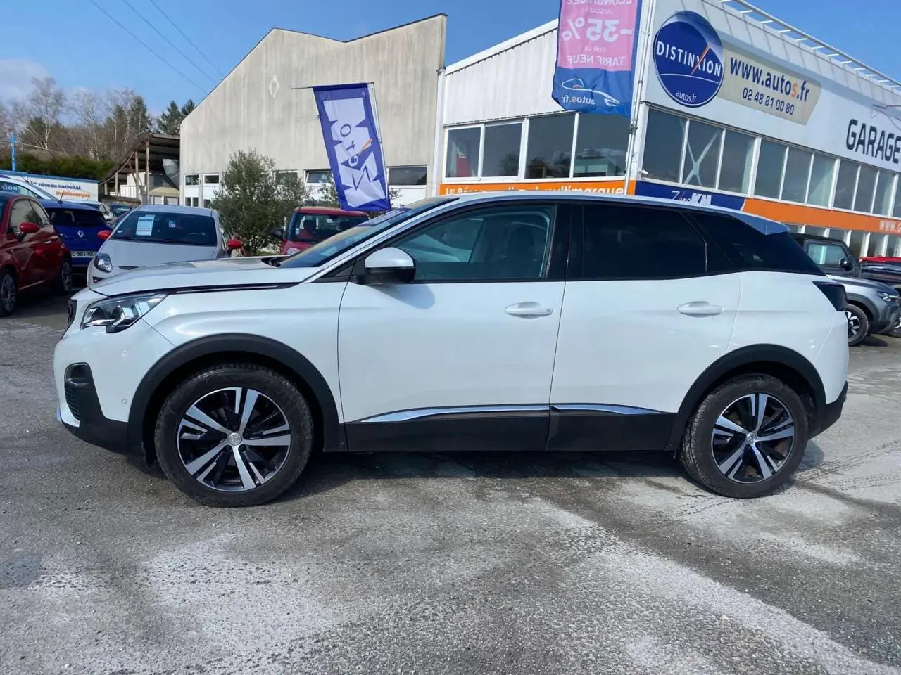 Vue de profil côté gauche d'un Peugeot 3008 blanc Banquise, avec toit noir et jantes alliage bicolores, stationné en extérieur.
