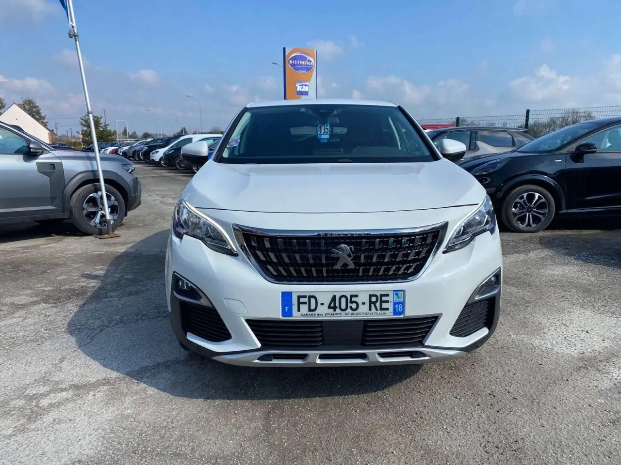 Vue avant d'un Peugeot 3008 blanc Banquise 2018 avec calandre noire et plaques d'immatriculation françaises.