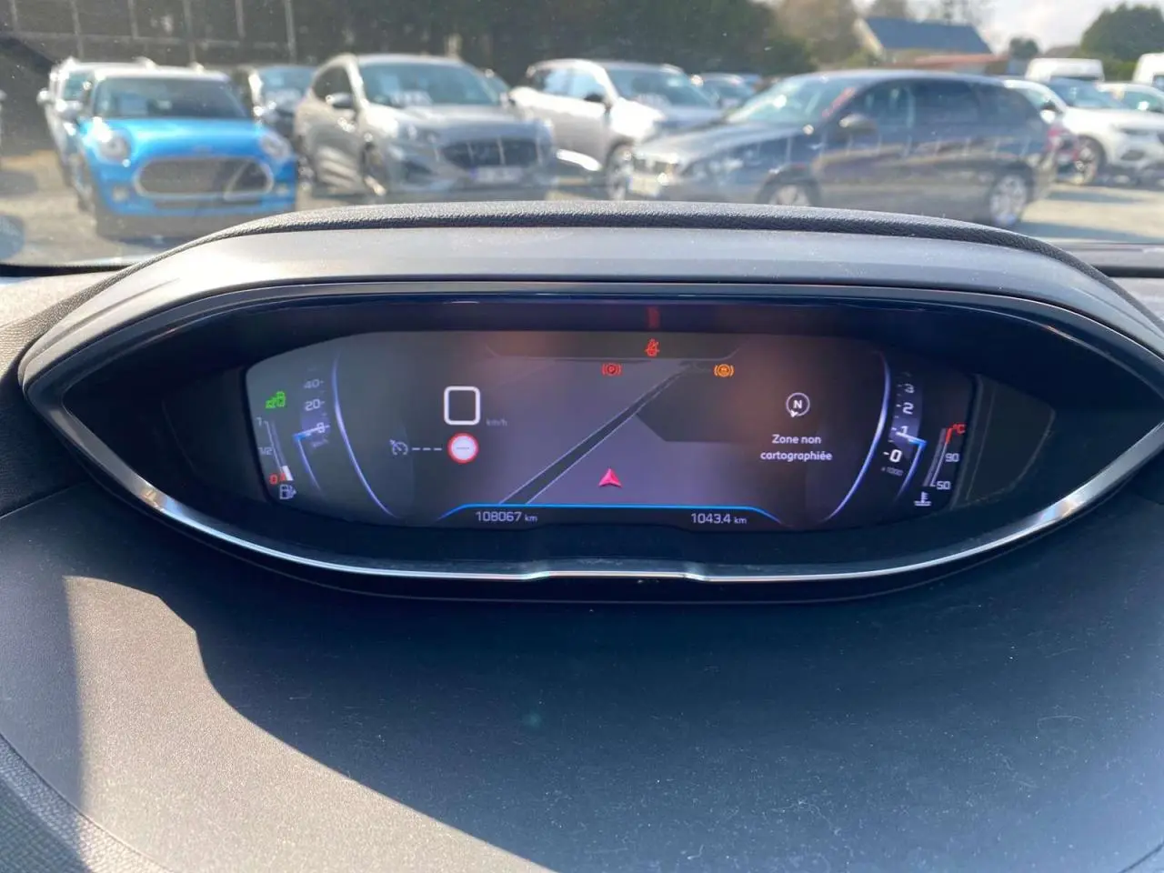 Tableau de bord numérique du Peugeot 3008 2018, affichage de vitesse et navigation, vue frontale intérieure.