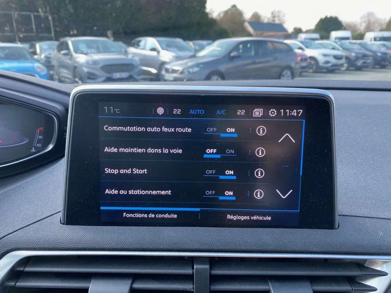 Écran tactile central du Peugeot 3008 blanc de 2018 affichant les réglages d'aides à la conduite.