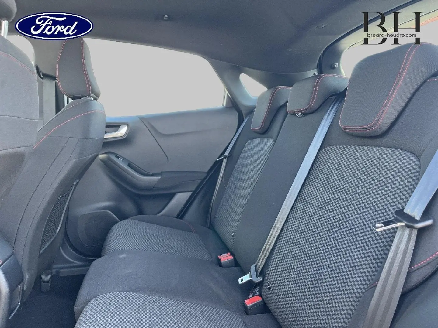 Vue intérieure côté droit des sièges arrière du Ford Puma 2022, tissu noir avec surpiqûres rouges visibles.