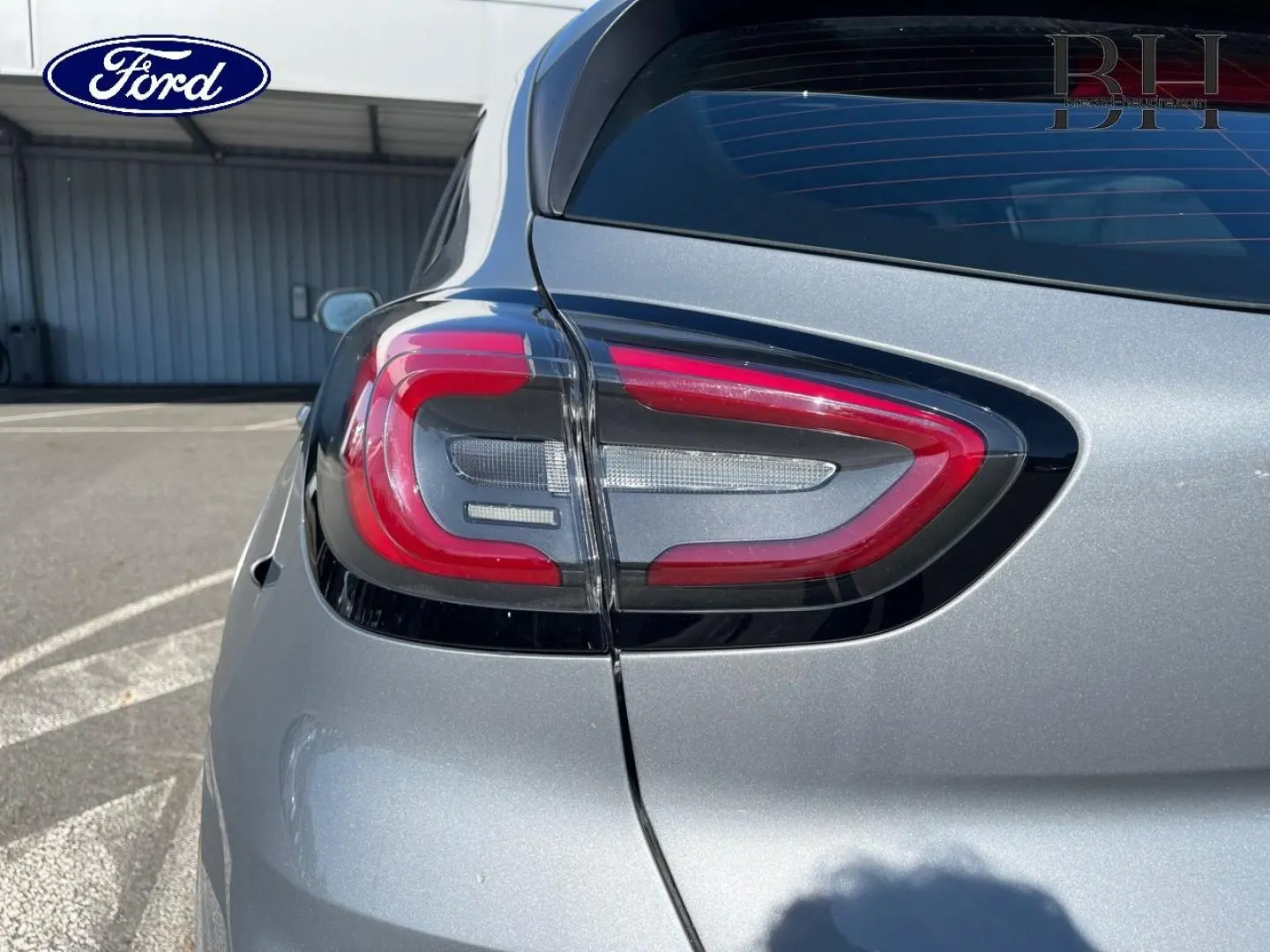 Gros plan sur le feu arrière gauche du Ford Puma gris Solar métallisé, soulignant ses lignes modernes et son becquet arrière.