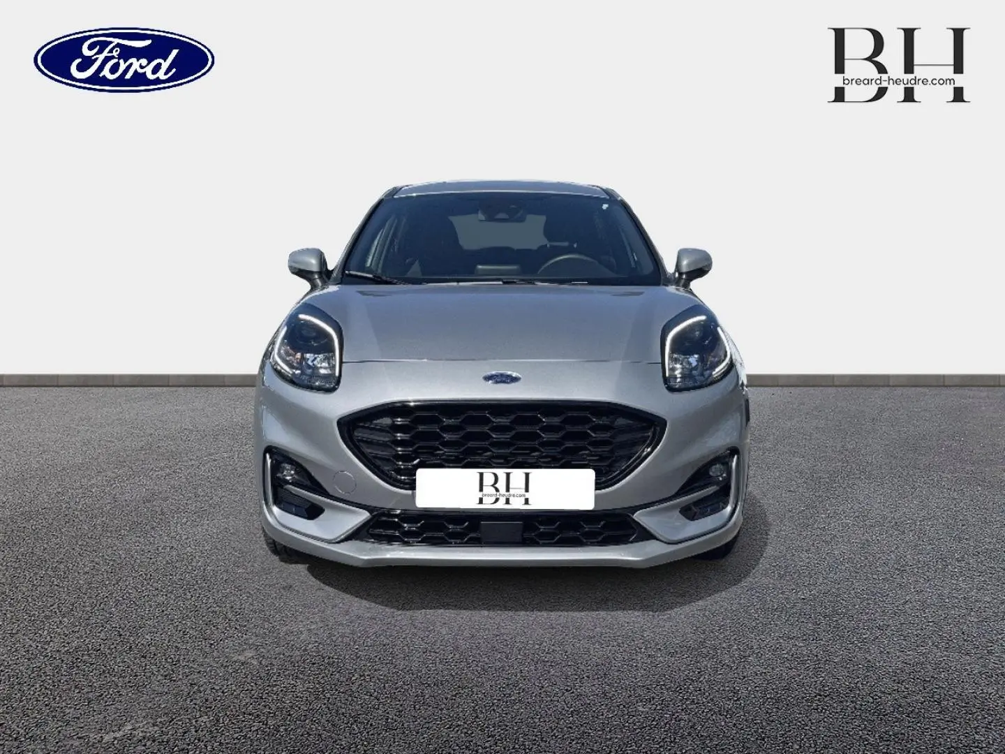 Vue avant d'une Ford Puma gris solar métallisée avec calandre noire et phares LED distinctifs.