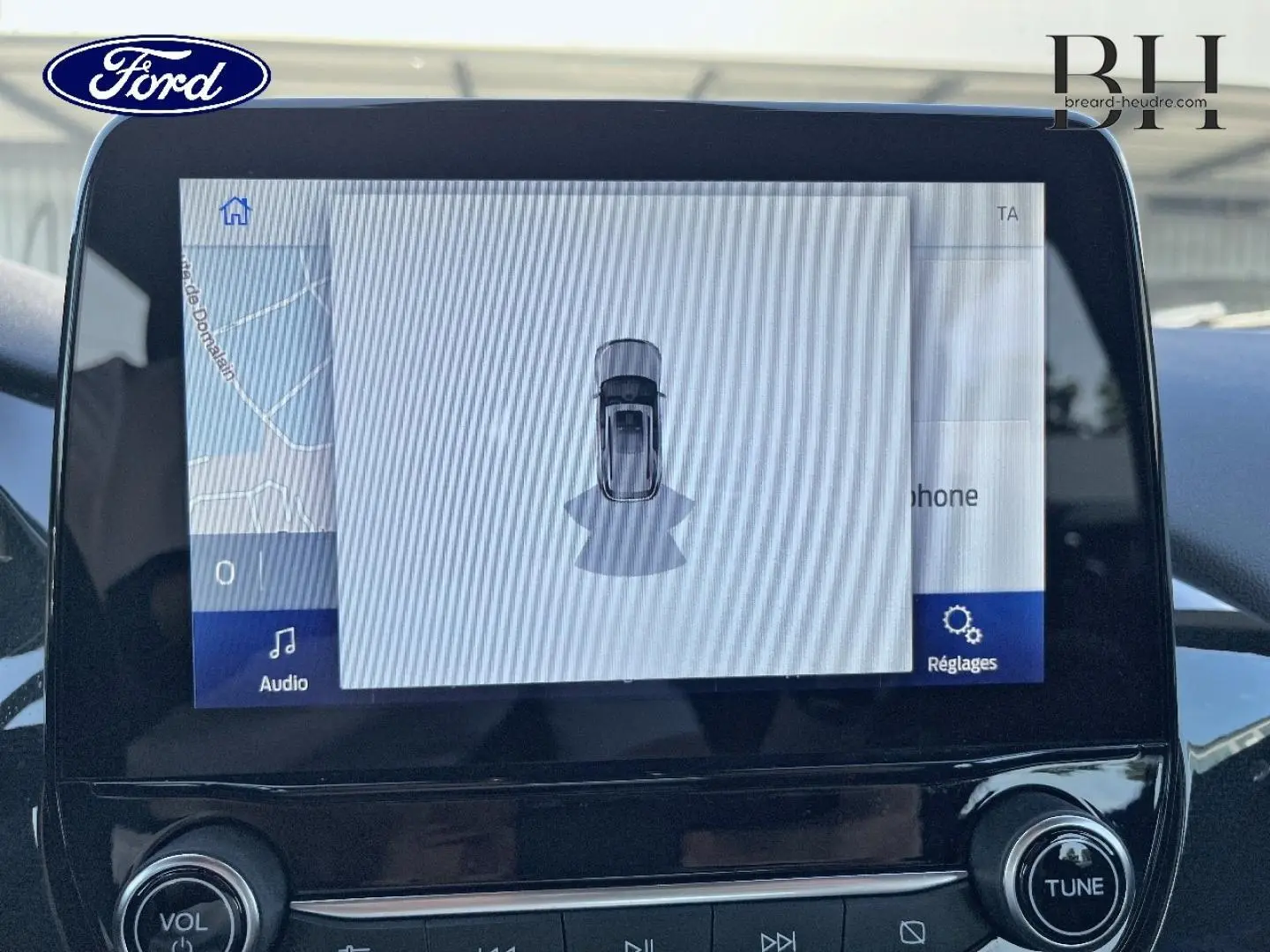 Écran tactile central de la Ford Puma 2022 montrant l'affichage de la caméra de recul et les réglages audio.