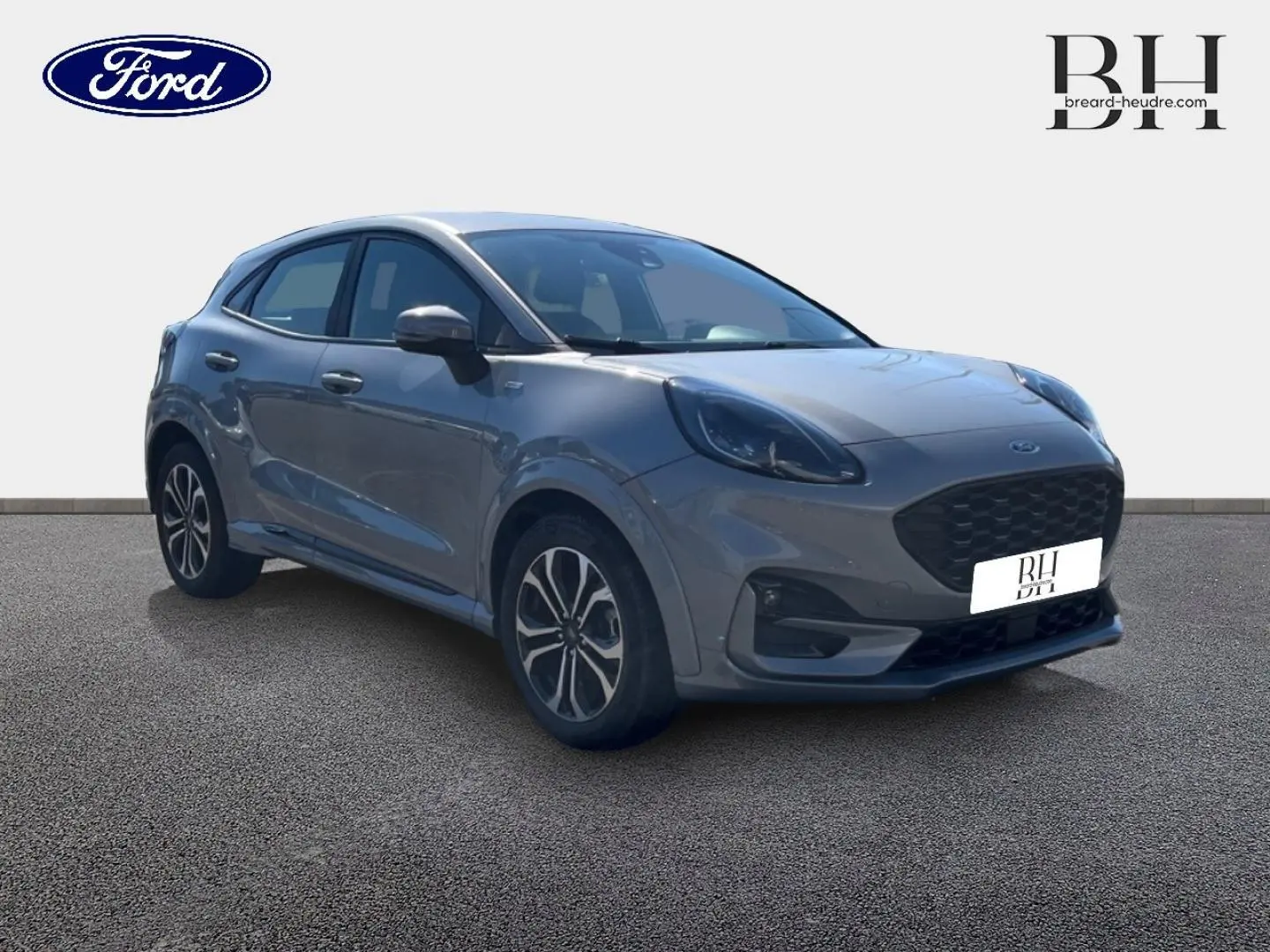 Ford Puma gris Solar métallisé en 3/4 avant droit, avec calandre noire et jantes alliage distinctives.