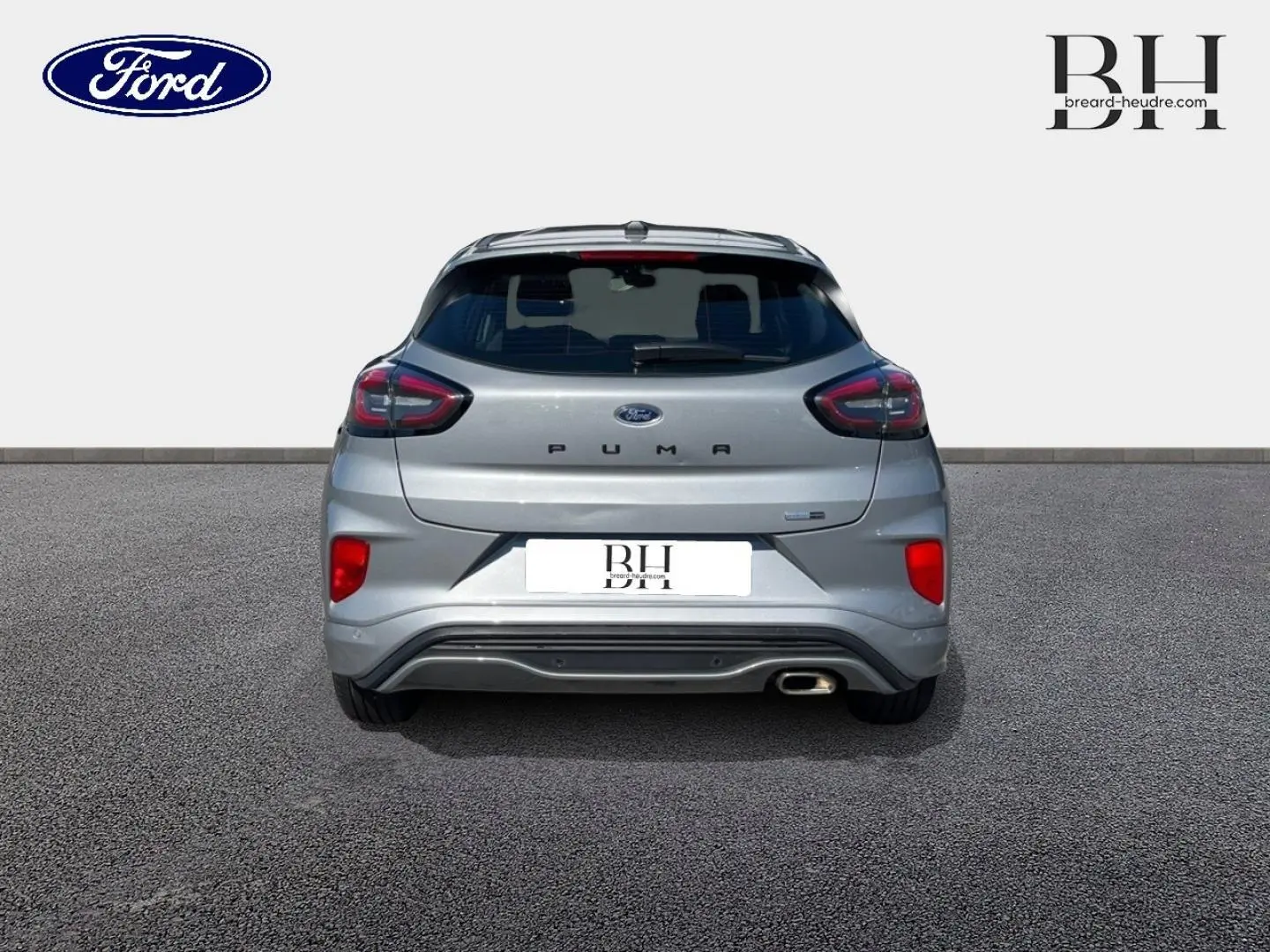 Vue arrière d'une Ford Puma gris Solar métallisée avec feux LED et sortie d'échappement chromée visible.