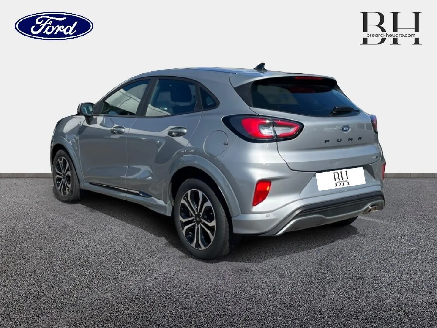 Vue 3/4 arrière droite du Ford Puma gris Solar métallisé avec feux arrière LED et jantes alliage noires.
