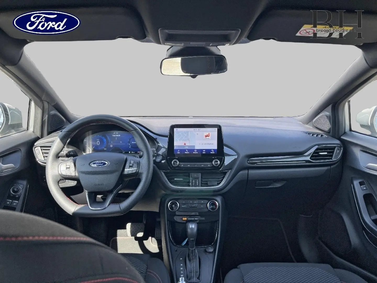 Vue intérieure avant du Ford Puma gris Solar Métallisée 2022, avec volant multifonction, écran tactile et levier de boîte automatique.