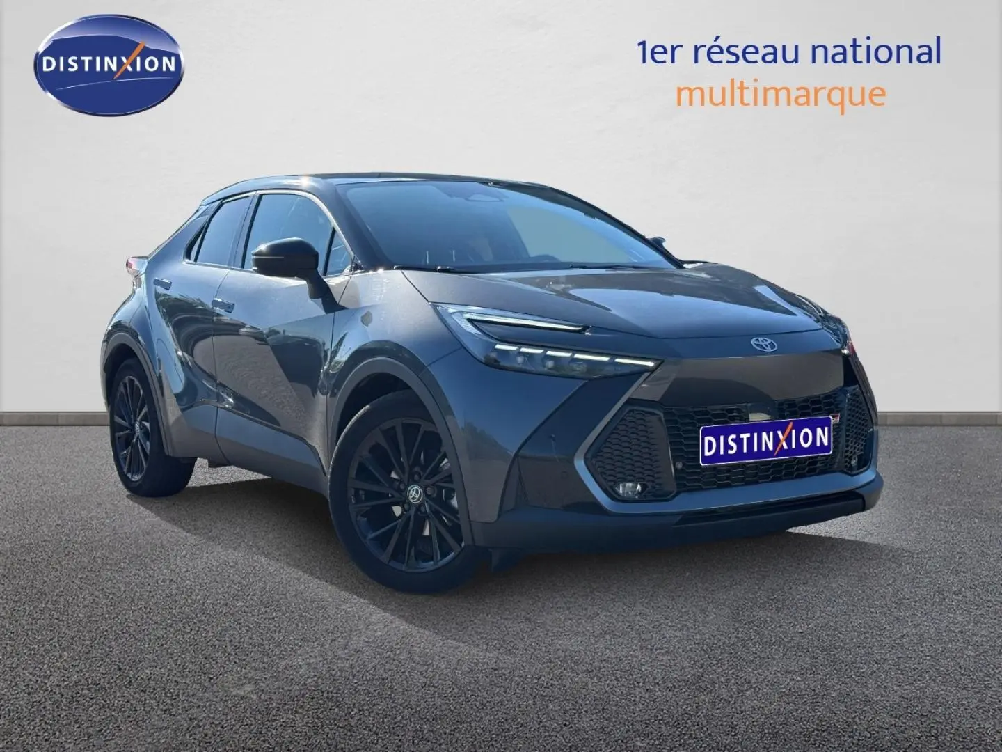 Toyota C-HR 2.0 Hybride GR Sport gris Atlas bi-ton, vue 3/4 avant droit avec jantes noires et calandre marquée.