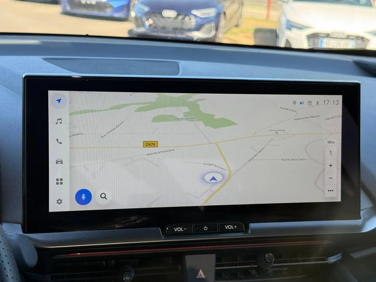 Écran tactile central affichant la navigation GPS dans l’habitacle d’une Toyota C-HR 2.0 Hybride GR Sport.
