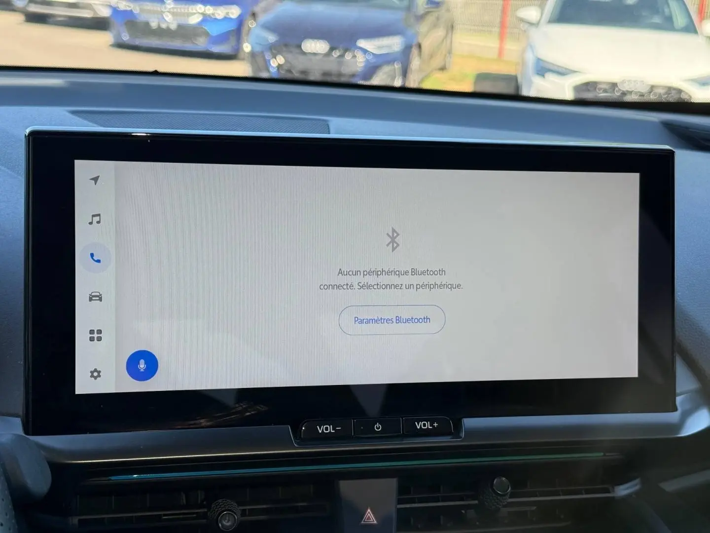 Vue intérieure du tableau de bord du Toyota C-HR 2025 avec écran tactile large affichant le menu Bluetooth.