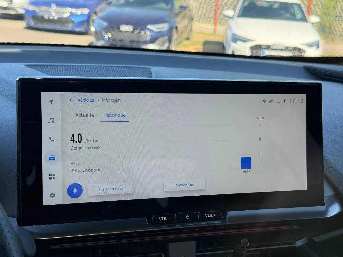 Vue intérieure centrée sur l'écran tactile multifonction du Toyota C-HR 2.0 Hybride 200ch GR Sport 2025.