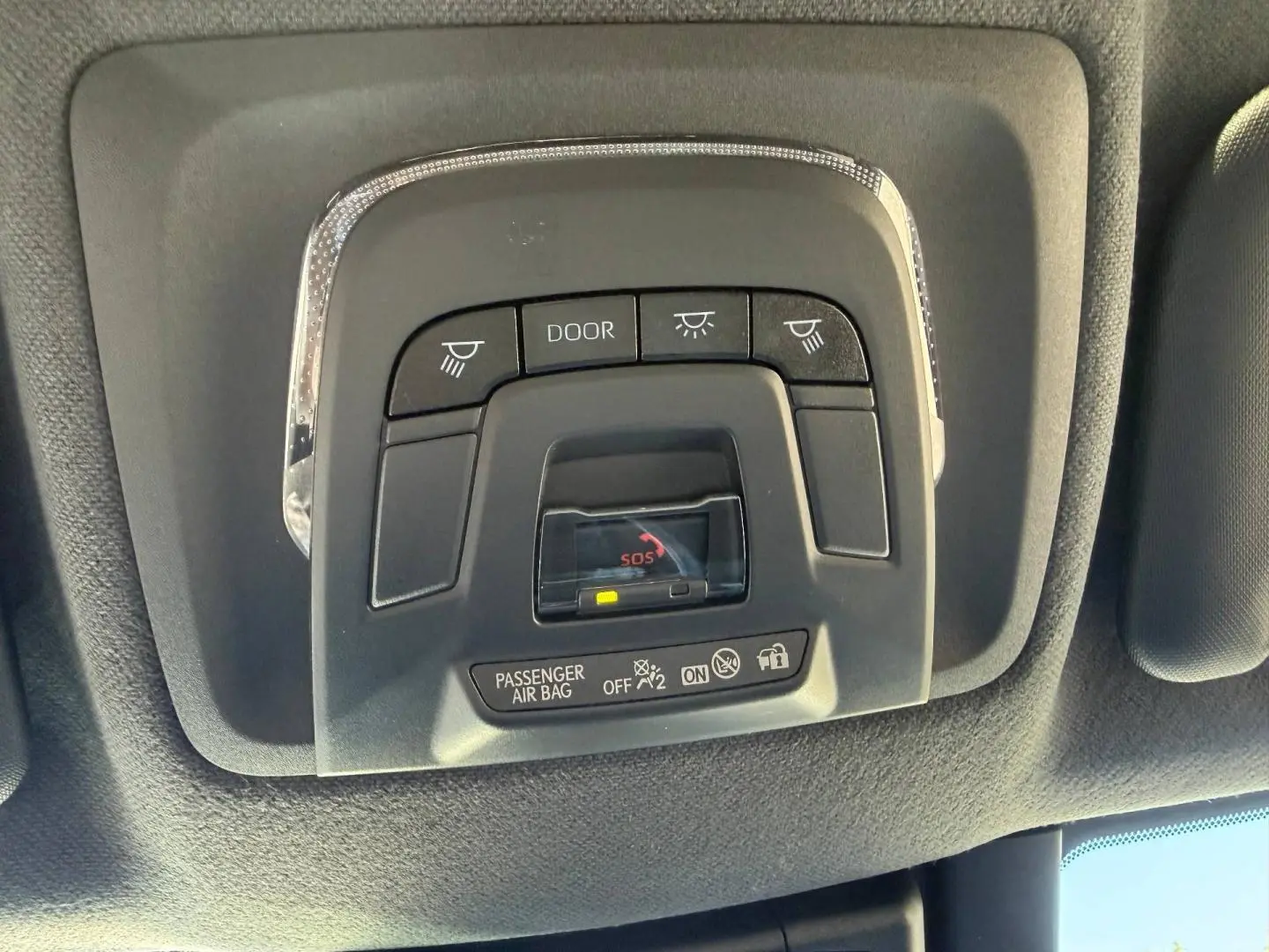 Vue intérieure du plafonnier du Toyota C-HR 2.0 Hybride 200ch GR Sport 2025 avec commandes d’éclairage et bouton SOS.