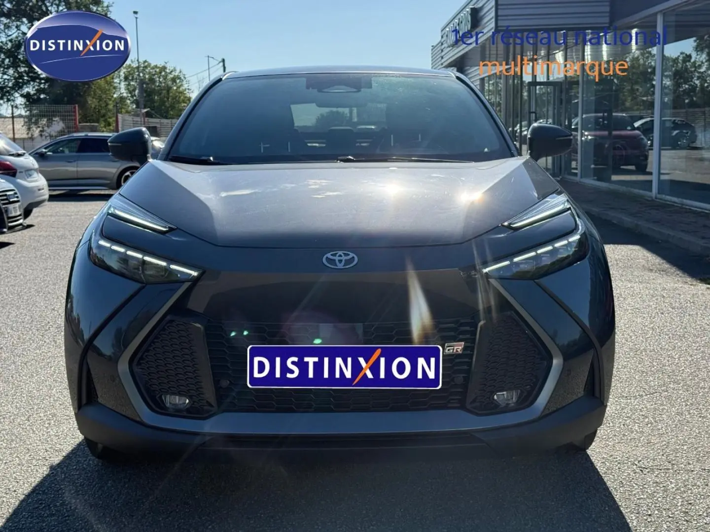 Vue avant d'un Toyota C-HR 2.0 Hybride GR Sport 2025 gris Atlas métallisé bi-ton avec calandre et phares LED distinctifs.