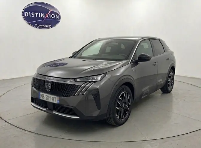 Peugeot 3008 Hybrid gris foncé en 3/4 avant droit, avec jantes alliage 19 pouces et calandre distinctive.
