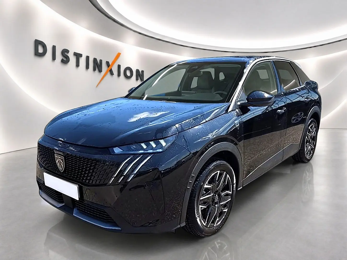 Peugeot 3008 noir en 3/4 avant droit, avec calandre noire et phares LED distinctifs, en intérieur showroom.