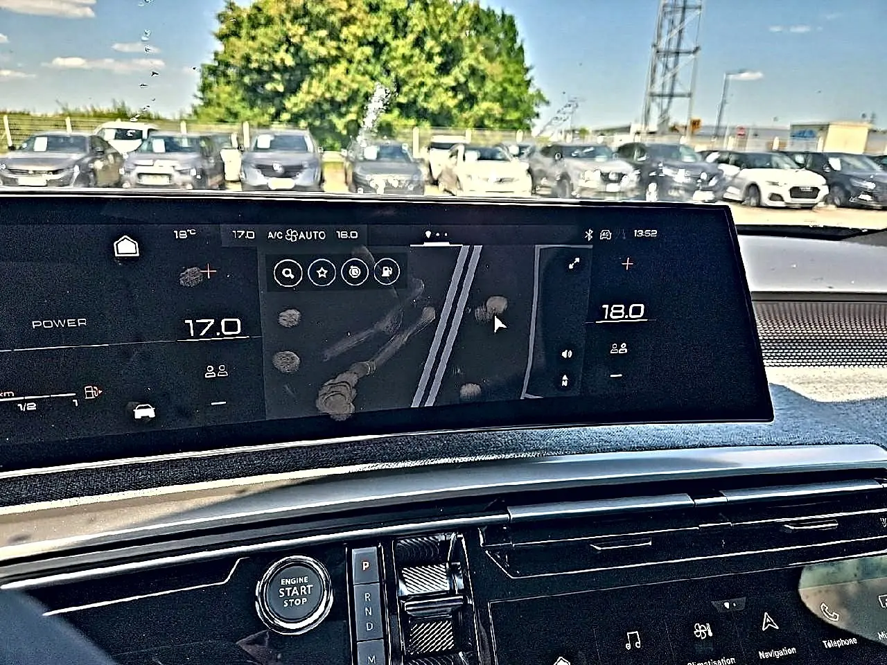 Vue intérieure du tableau de bord du Peugeot 3008 noir 2026, avec écran tactile large et commandes modernes visibles.
