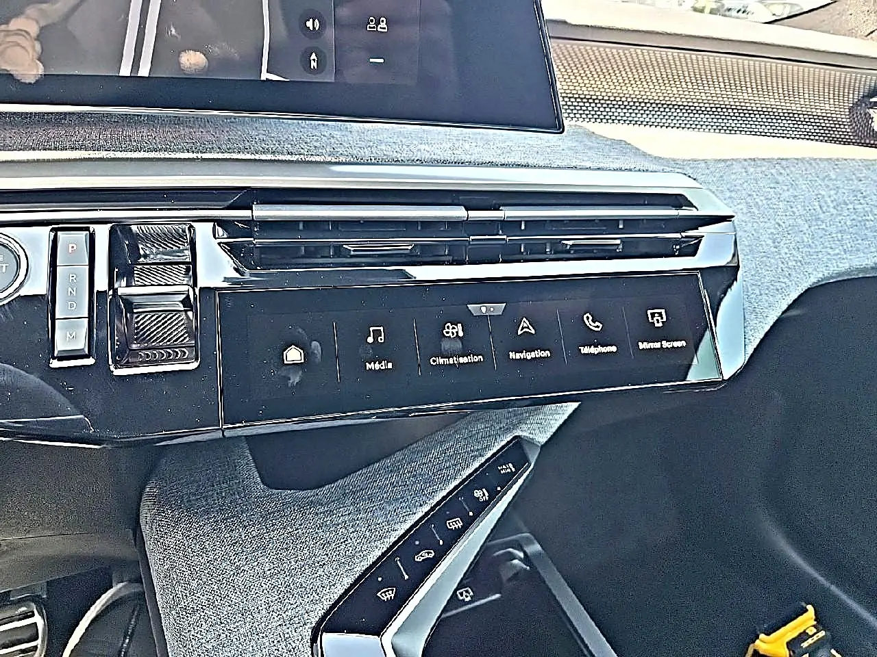 Détail de la console centrale noire du Peugeot 3008 1.2 hybrid 145 GT, avec écran tactile et commandes tactiles.