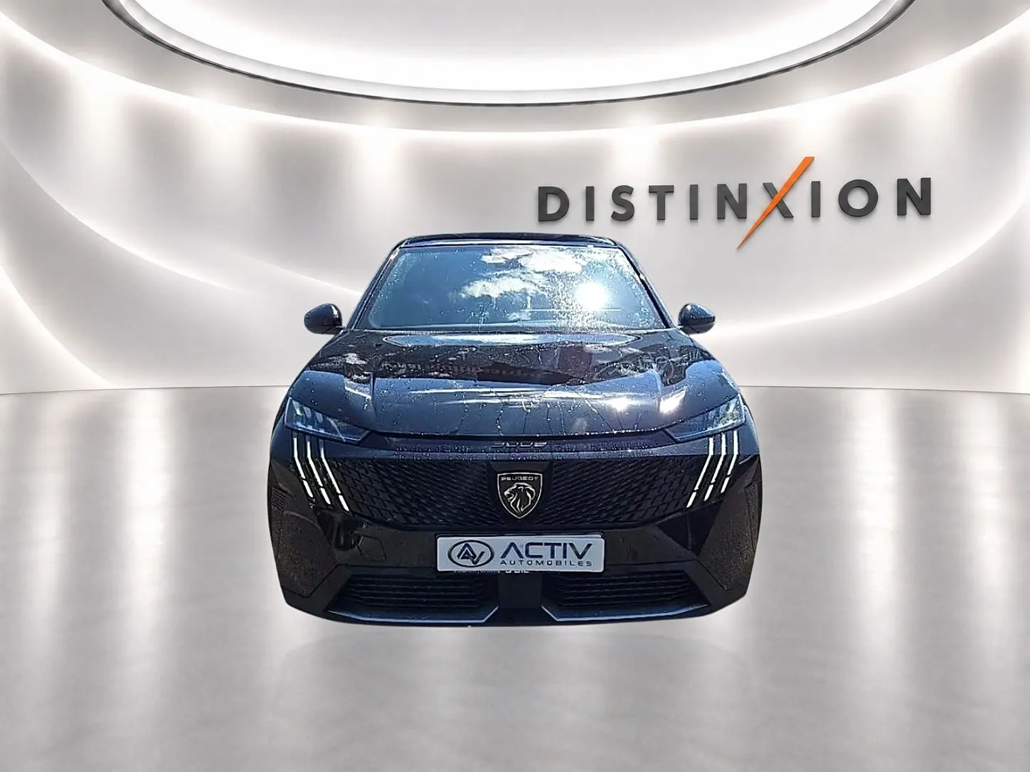Vue avant d'un Peugeot 3008 noir 1.2 hybrid 145 GT avec calandre noire et phares LED distinctifs.