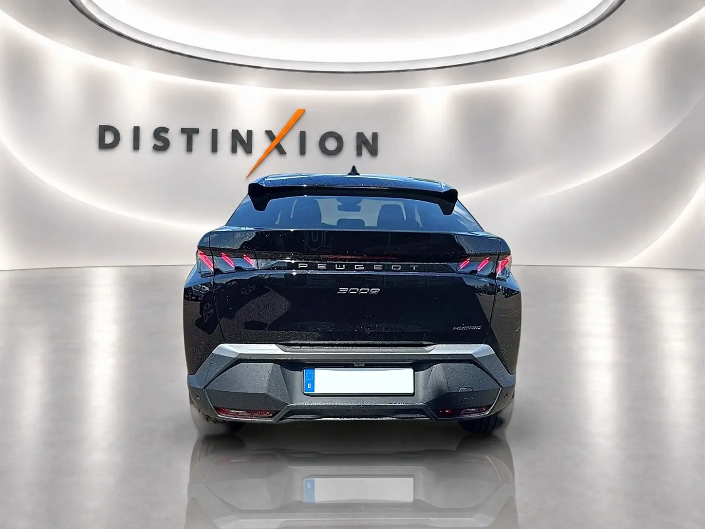 Vue arrière d’un Peugeot 3008 noir hybride 2026 avec feux LED distinctifs et becquet arrière en showroom.