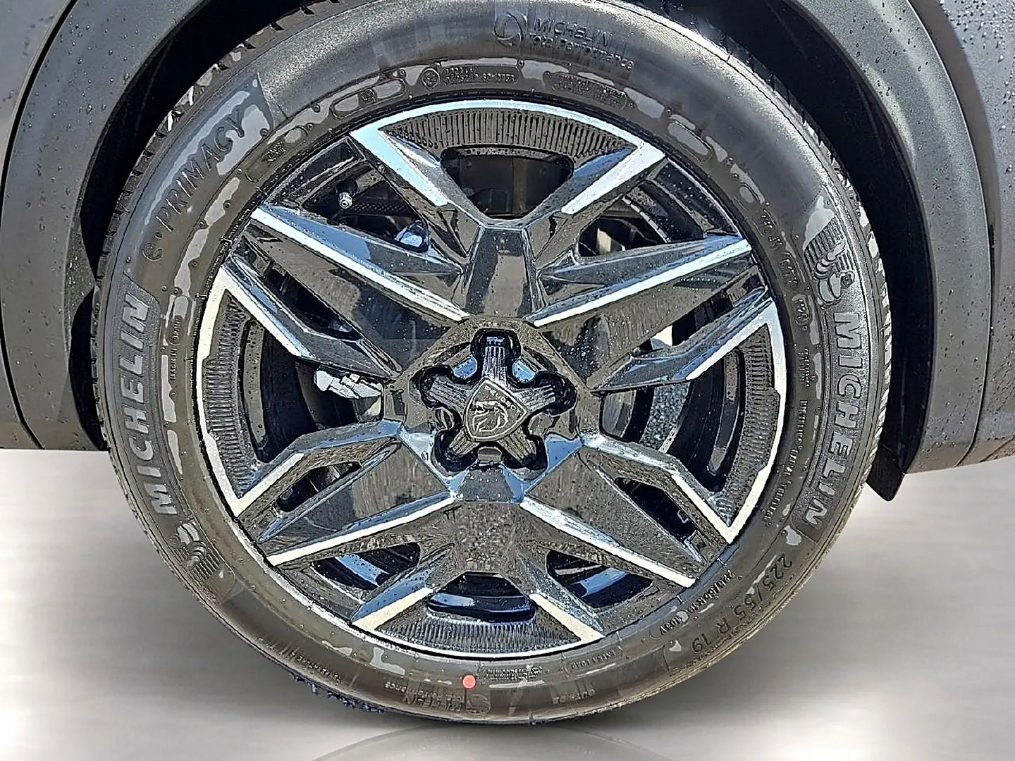 Gros plan sur la jante alu noire et argentée du Peugeot 3008 1.2 hybrid 145 GT, avec pneu Michelin visible.