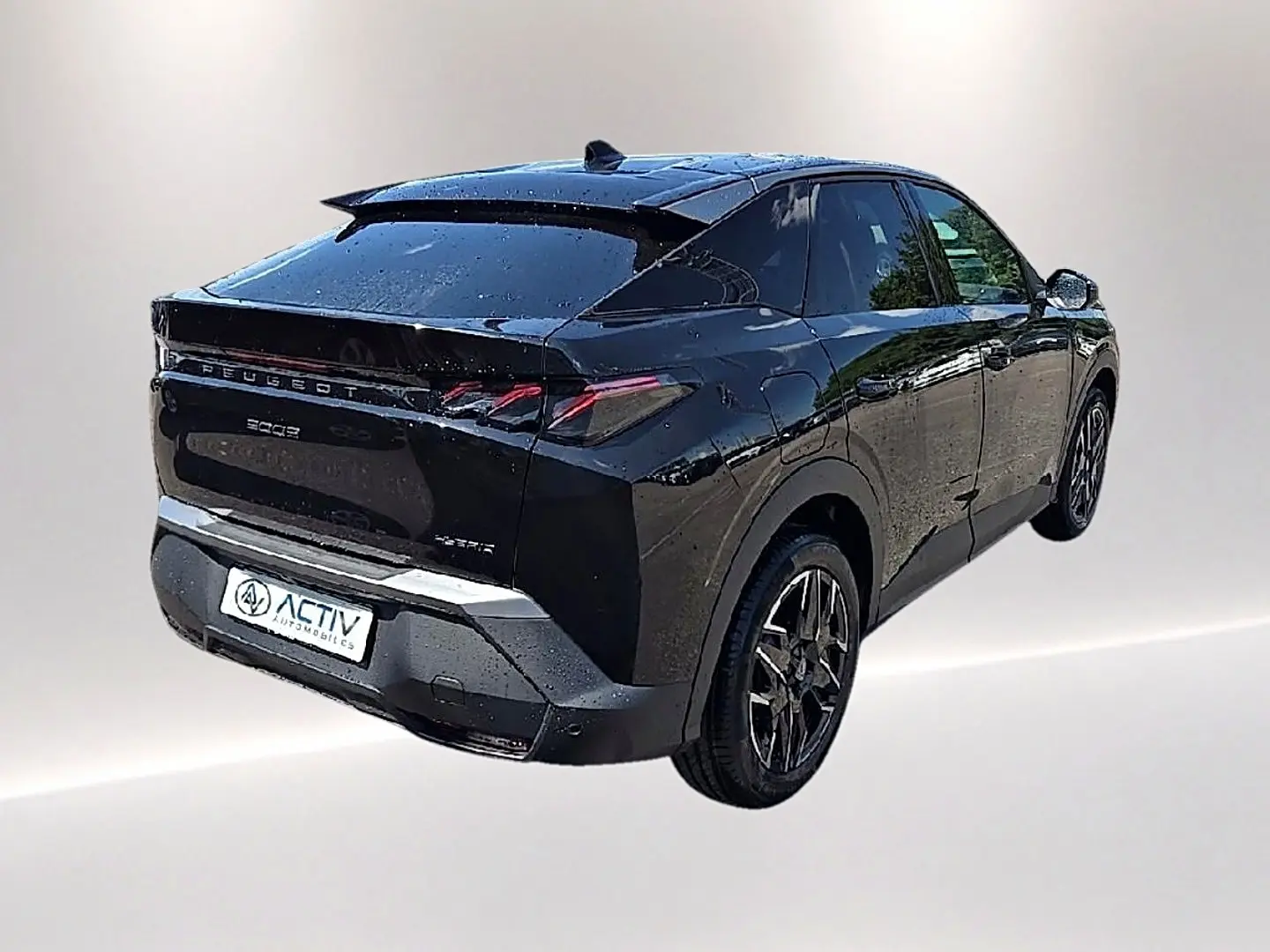 Peugeot 3008 noir vue 3/4 arrière droit, avec jantes alu et feux arrière LED distinctifs.