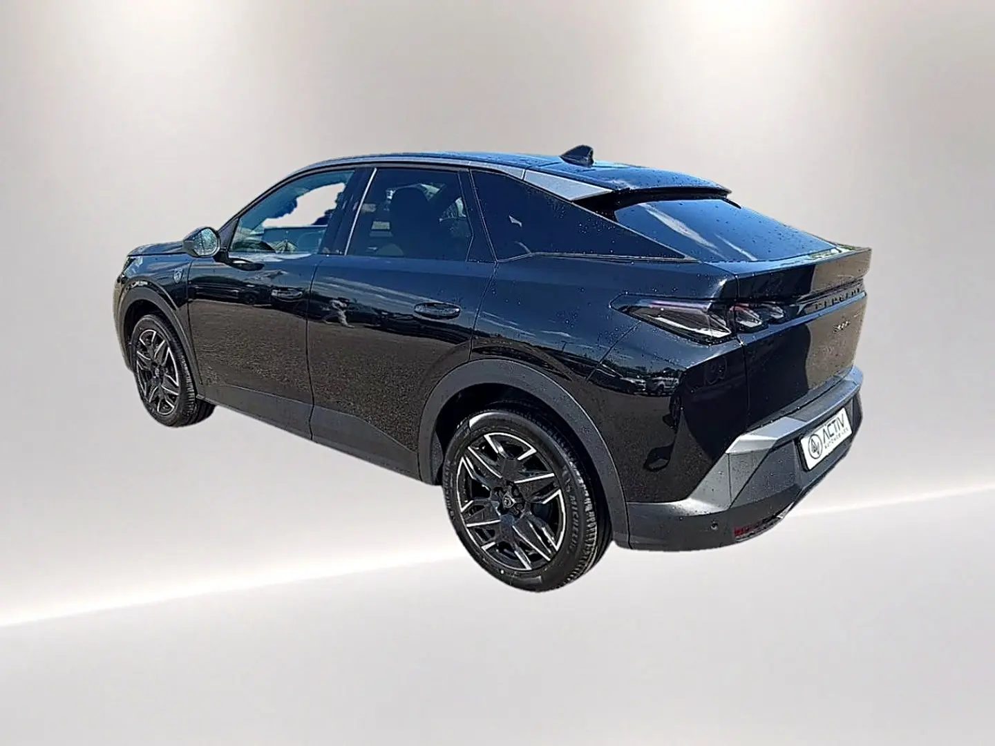 Vue 3/4 arrière droite d’un Peugeot 3008 noir brillant avec jantes alliage et feux arrière LED distinctifs.