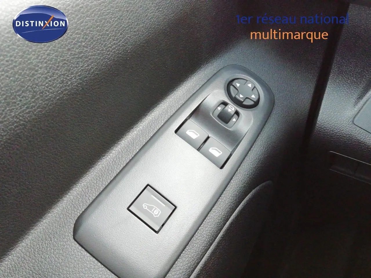Gros plan sur les commandes de lève-vitres et rétroviseurs côté conducteur du Citroën Berlingo XL blanc Icy 2026.
