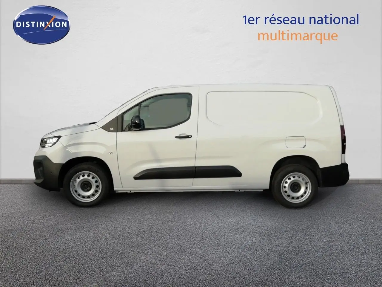 Vue de profil côté gauche d'un Citroën Berlingo XL blanc icy, utilitaire avec protections noires sur les portières.
