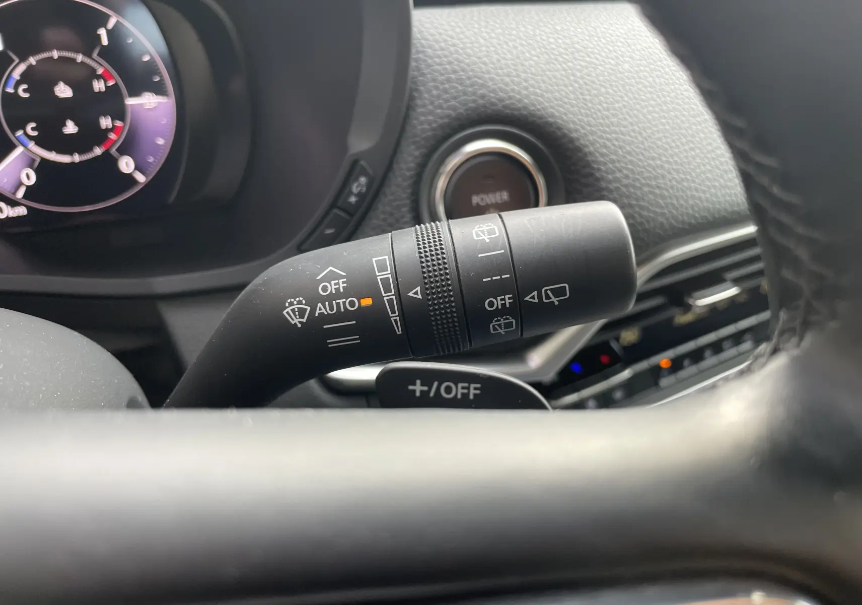 Gros plan sur la commande des essuie-glaces du Mazda CX-60 2023, intérieur noir avec tableau de bord digital.