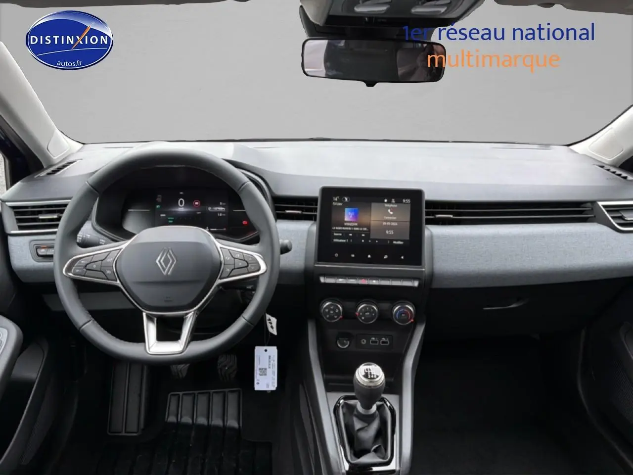 Intérieur de la Renault Clio V bleu iron, vue frontale du tableau de bord avec volant multifonction et écran tactile central.