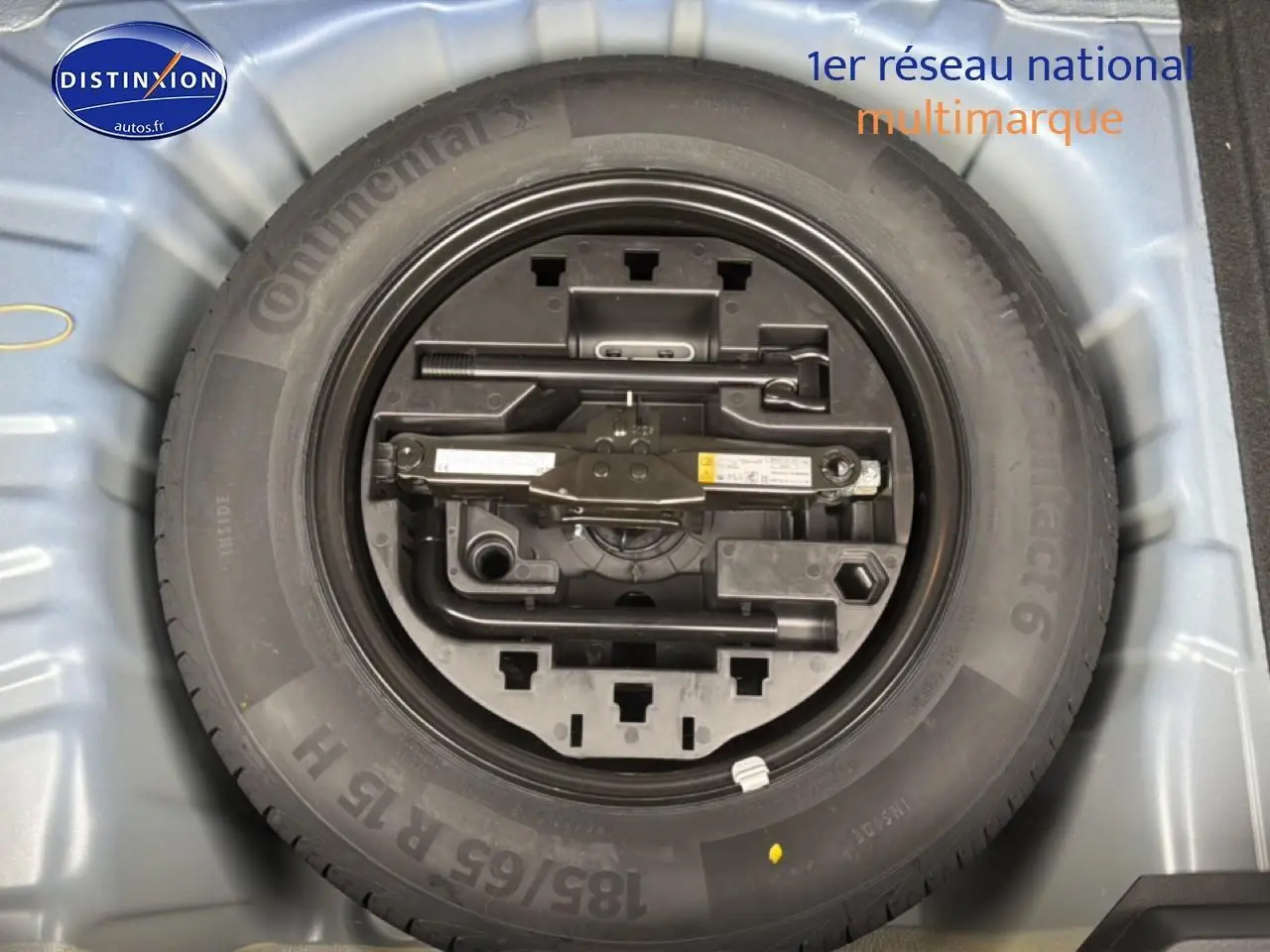 Roue de secours avec outillage intégré dans le coffre d'une Renault Clio V Bleu iron, vue de dessus.