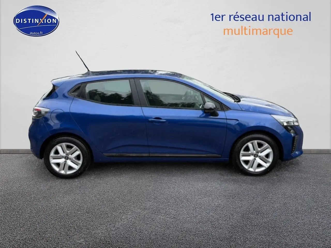 Profil côté gauche d'une Renault Clio V bleu iron avec jantes alliage et poignées ton carrosserie.