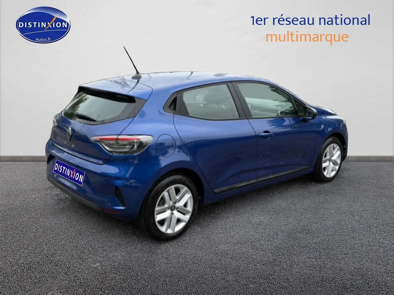 Renault Clio V bleu iron vue 3/4 arrière côté droit, avec feux arrière LED et jantes alliage.