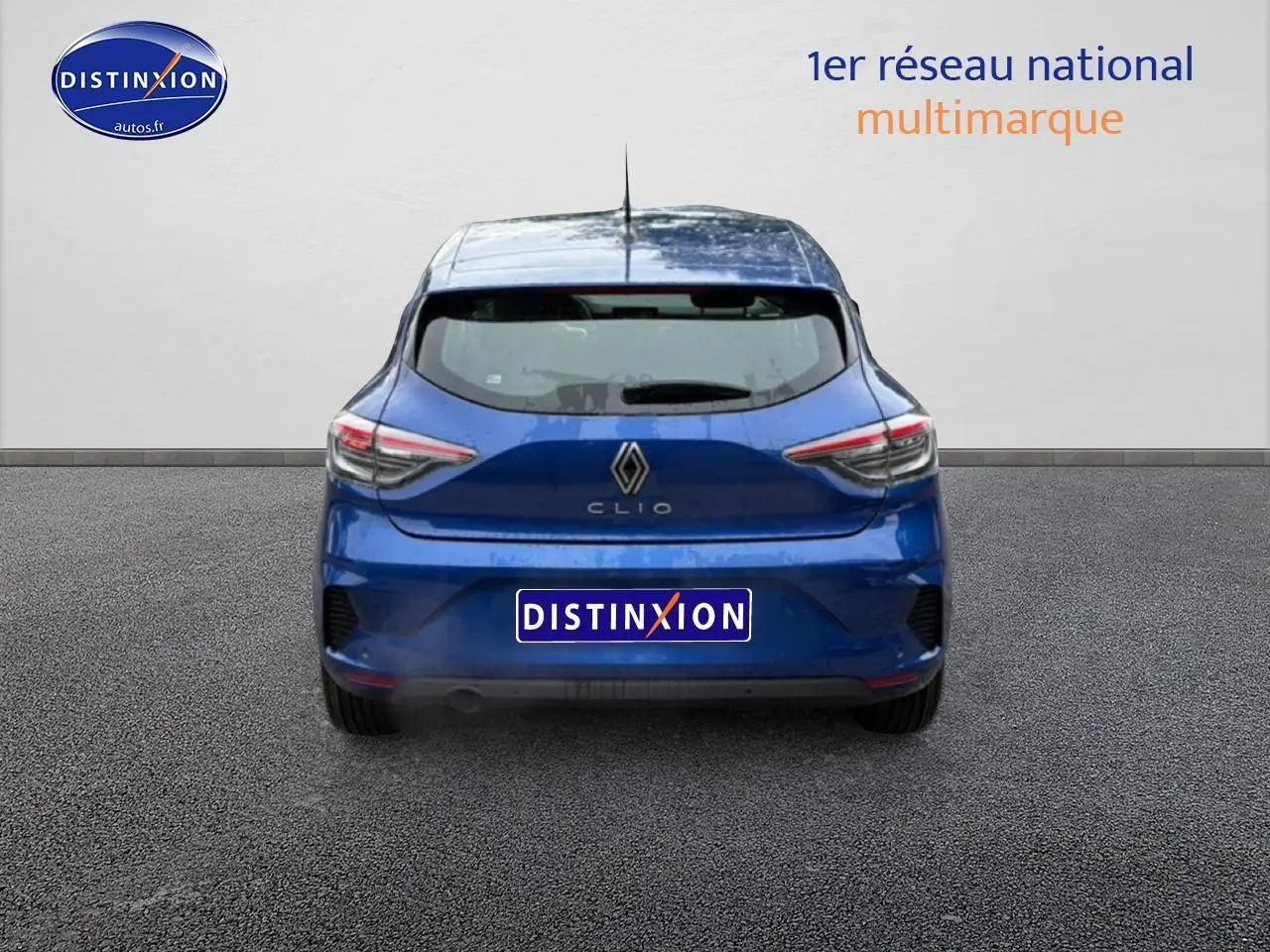 Vue arrière d'une Renault Clio V bleu iron avec feux arrière LED et becquet sur fond neutre.