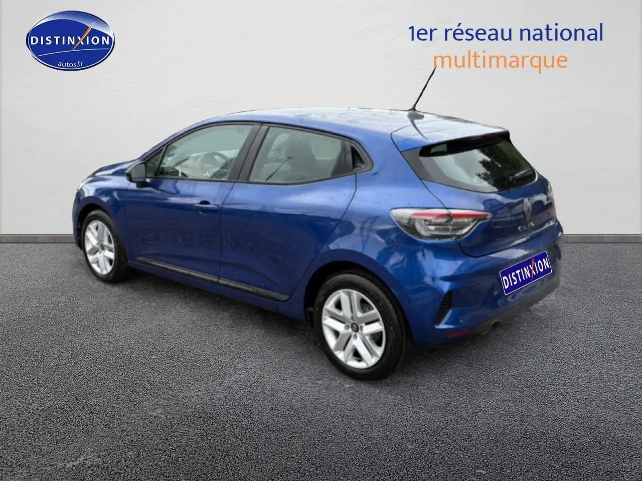 Renault Clio V bleu iron vue 3/4 arrière droit avec feux arrière LED et jantes alliage.