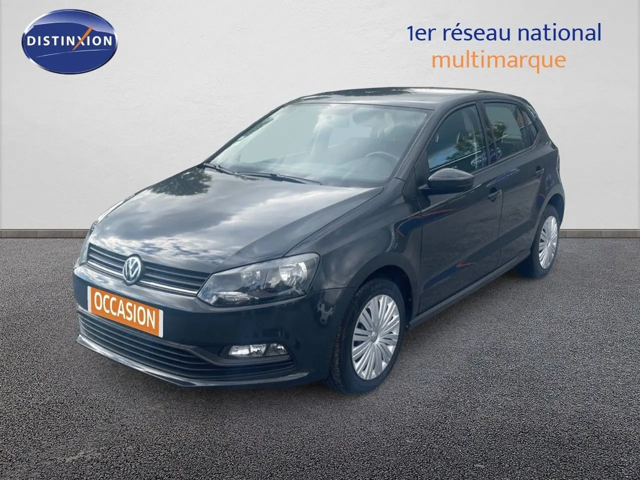 Volkswagen Polo noire vue en 3/4 avant droit, avec jantes standard et plaque "OCCASION" orange.