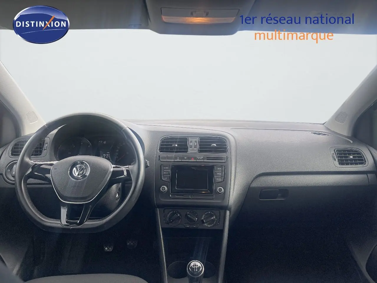 Vue intérieure frontale du tableau de bord et volant noir d'une Volkswagen Polo 2016 avec boîte manuelle.